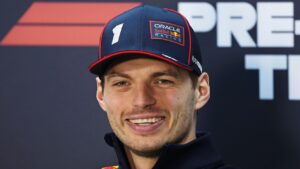 Max Verstappen betrapt op lachen om ongelukkige radioboodschap