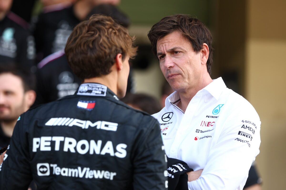 George Russell geeft het perfecte antwoord op ontslag bij Mercedes terwijl Toto Wolff versteld staat