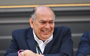 Vader van Pérez deelt opmerkelijke sneer uit aan Max Verstappen