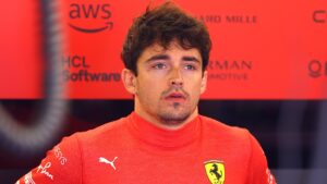 Charles Leclerc baalt en wijst met vinger naar Max Verstappen