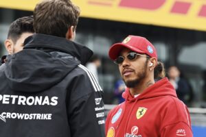 Lewis Hamilton stuurt waarschuwing naar George Russell vlak voor GP van Barcelona