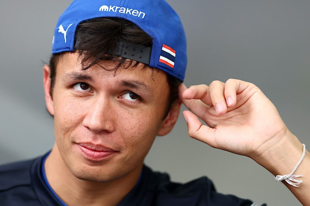 Alex Albon slaat alarm op de boordradio: F1-auto rijdt illegaal rond