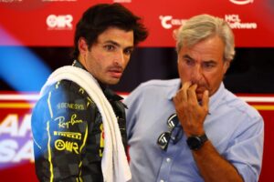 Carlos Sainz reageert op geruchten over George Russell: ‘Toto Wolff heeft me niet gebeld’