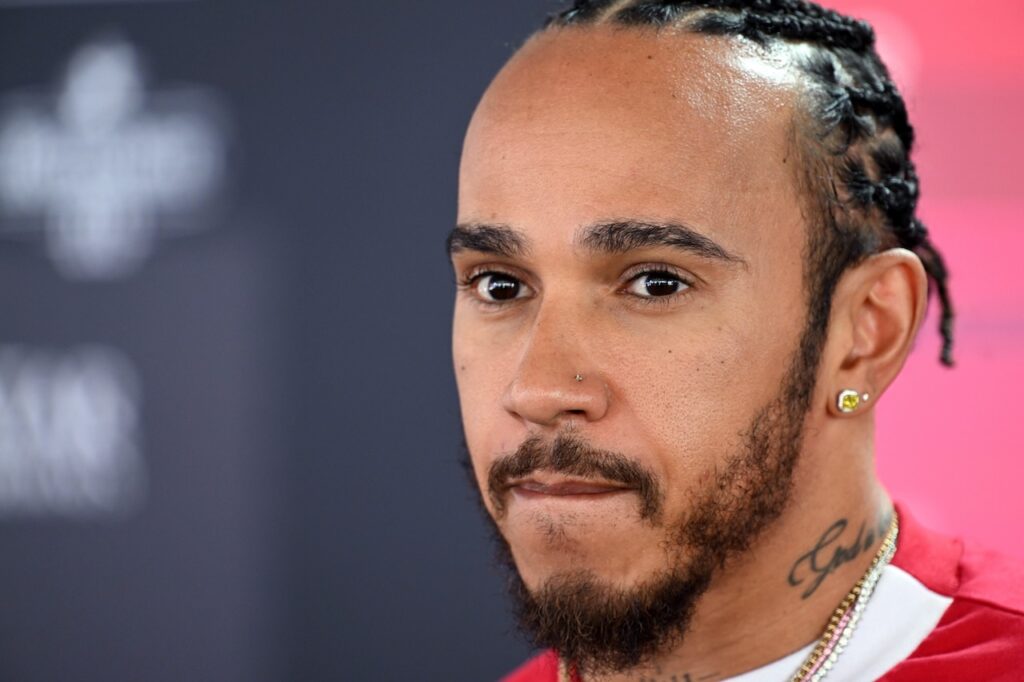 Lewis Hamilton doorbreekt de stilte over zijn relatie met Ferrari-medewerker