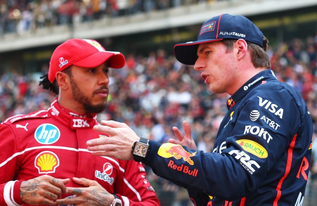 Lewis Hamilton komt met statement over transfer Max Verstappen naar Mercedes