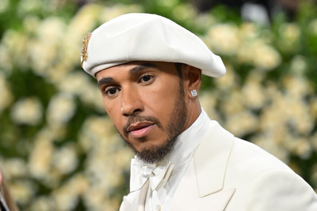 Lewis Hamilton krijgt zware kritiek: denk eens wat minder aan je bankrekening en meer aan Ferrari