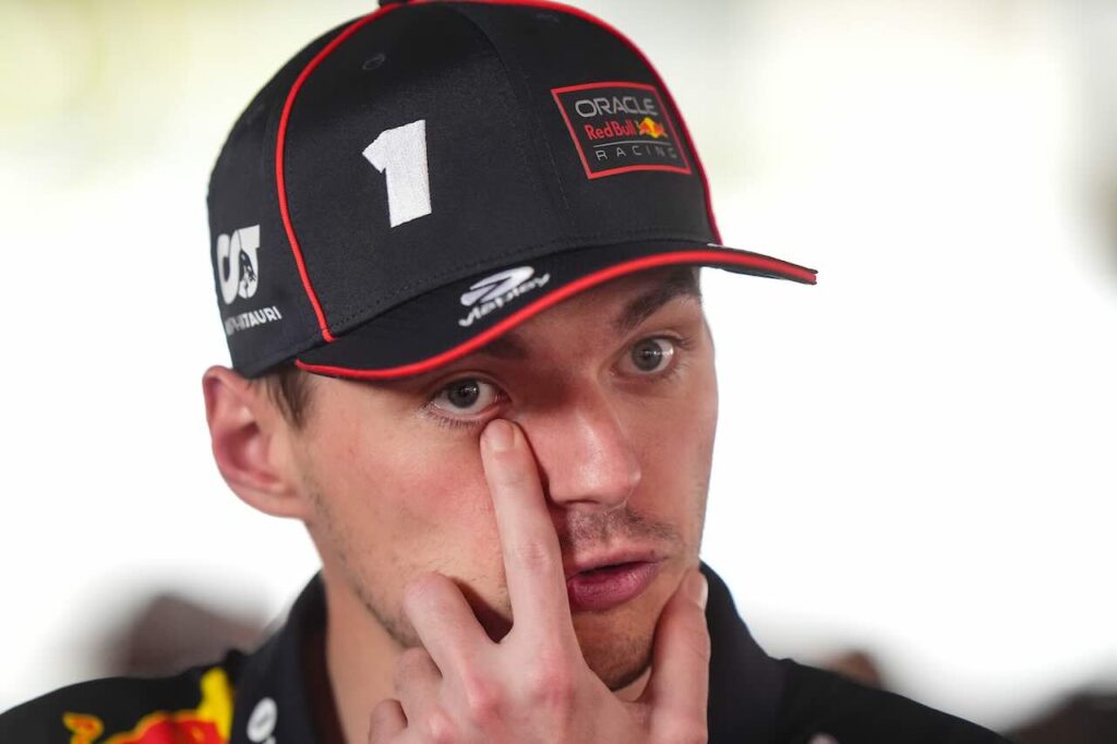 Max Verstappen laat aan de media weten of hij nog voor de titel strijd