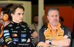 Zak Brown onthult hoe Alpine Oscar Piastri zou hebben gepest