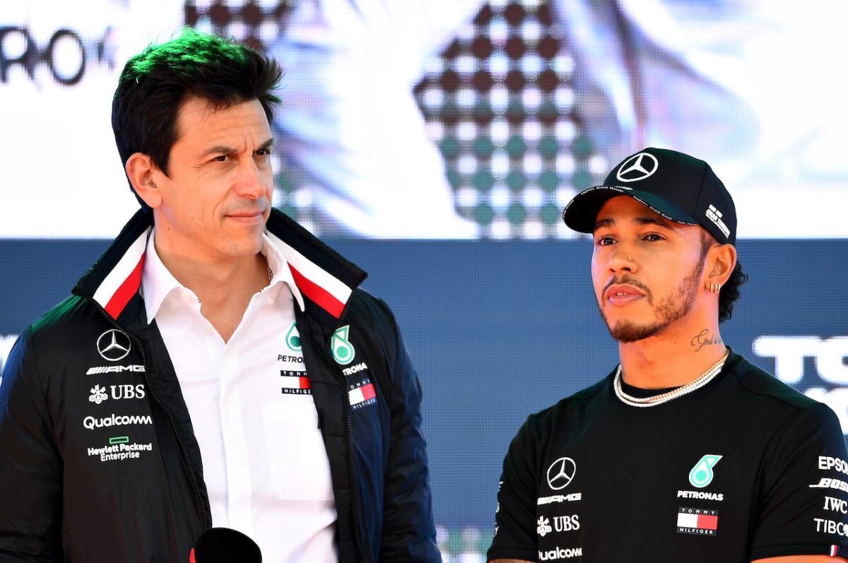 Lewis Hamilton reageert op de uitspraak van Mercedes-baas Toto Wolff over Ferrari
