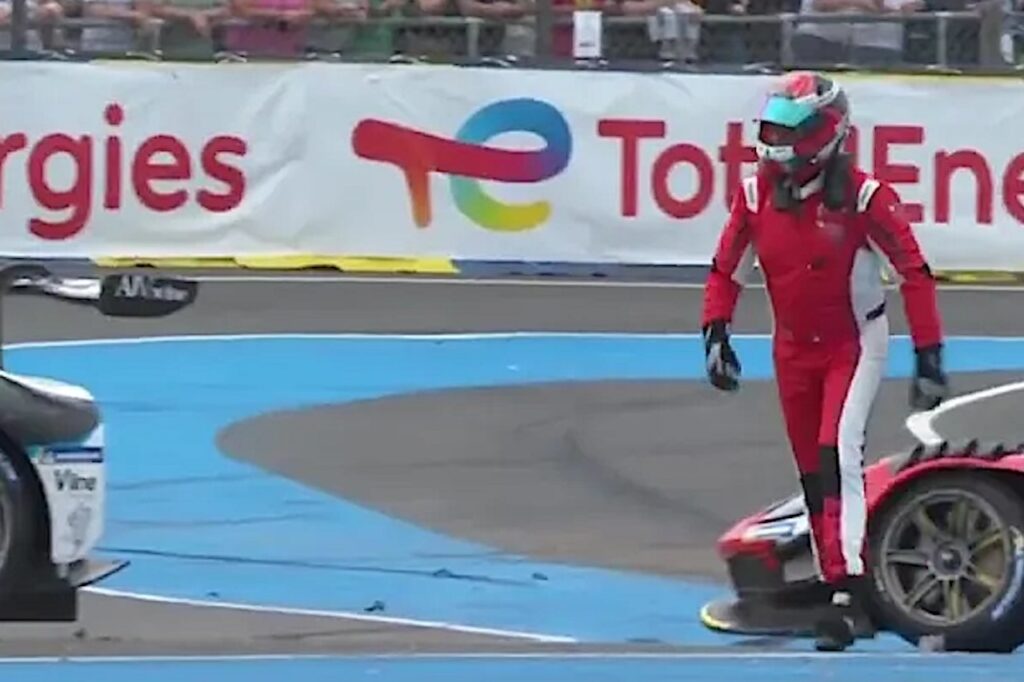 Ferrari-coureur is woest en deelt klappen uit op het circuit