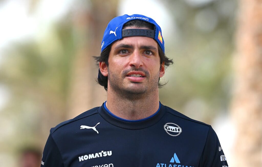Carlos Sainz heeft zijn wraak op Ferrari gekregen dankzij Lewis Hamilton