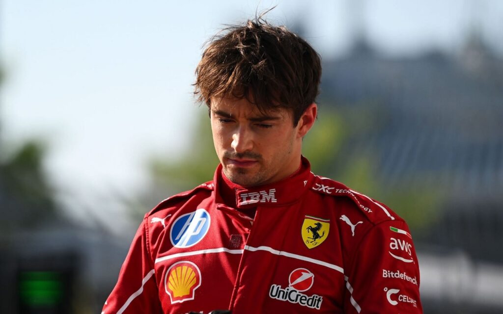 Charles Leclerc steekt zijn middelvinger op naar F1-coureur nadat hij bijna in de muur rijdt