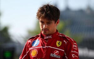 Charles Leclerc steekt zijn middelvinger op naar F1-coureur nadat hij bijna in de muur rijdt