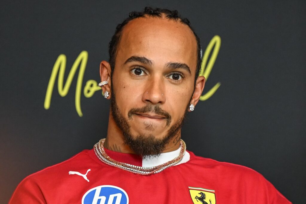 Lewis Hamilton flipt en scheldt Ferrari uit over de boordradio