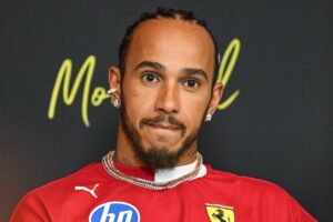 Lewis Hamilton flipt en scheldt Ferrari uit over de boordradio