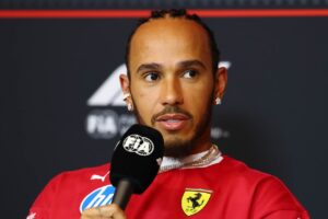 Lewis Hamilton onthult of hij door wil gaan bij Ferrari: ‘Stop ermee’
