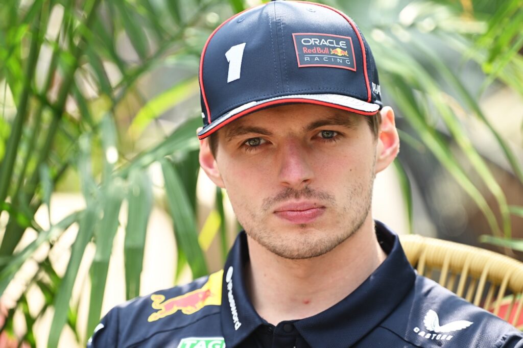 ‘Wat had ik moeten doen?’: Tv-presentator gedwongen om interview met Verstappen te beëindigen na bizarre vraag