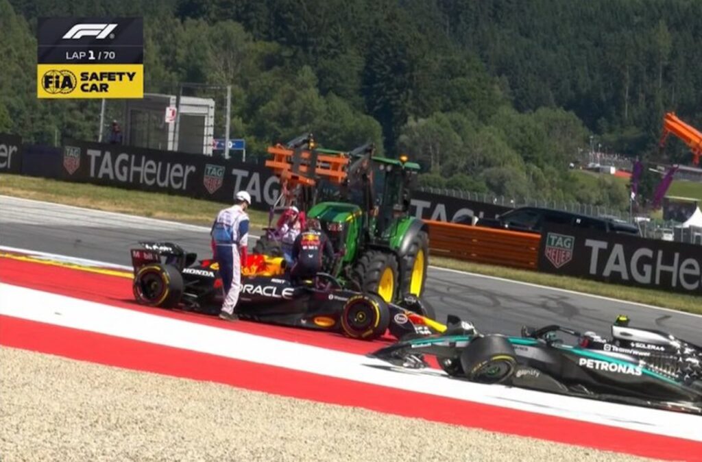 Max Verstappen van de baan gebeukt door Mercedes-coureur en valt uit