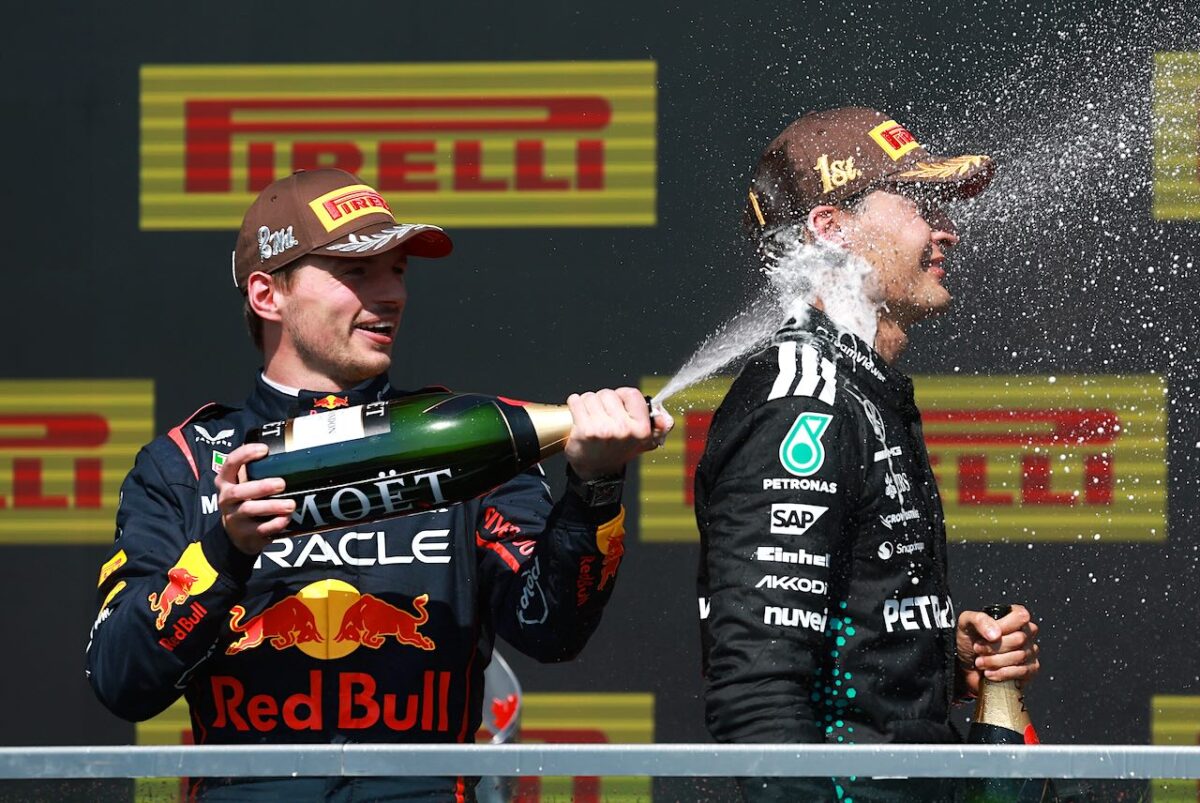 Max Verstappen geeft George Russell een champagnedouche
