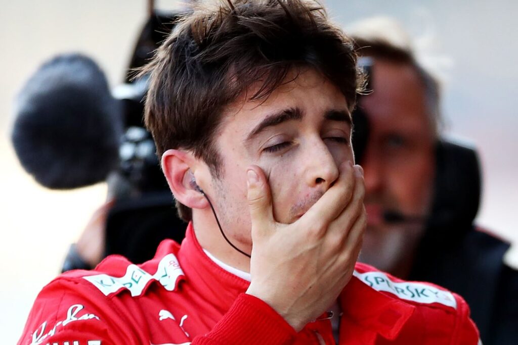 Charles Leclerc flipt op de boordradio en zegt bizarre dingen over zichzelf