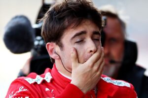 Charles Leclerc flipt op de boordradio en zegt bizarre dingen over zichzelf