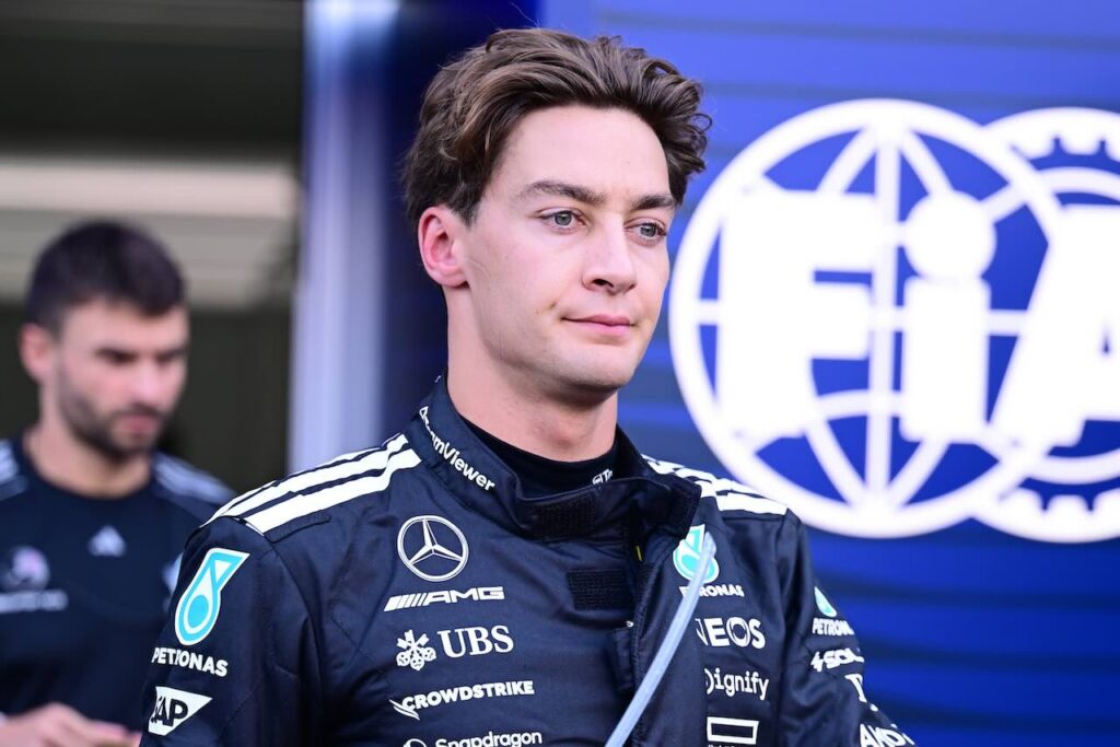 FIA legt George Russell direct een straf op na onhandige actie