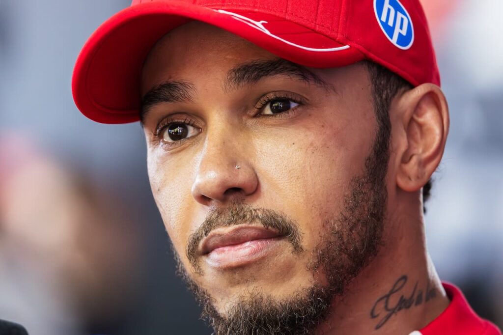 Ferrari onder vuur na merkwaardige radioberichten aan Lewis Hamilton