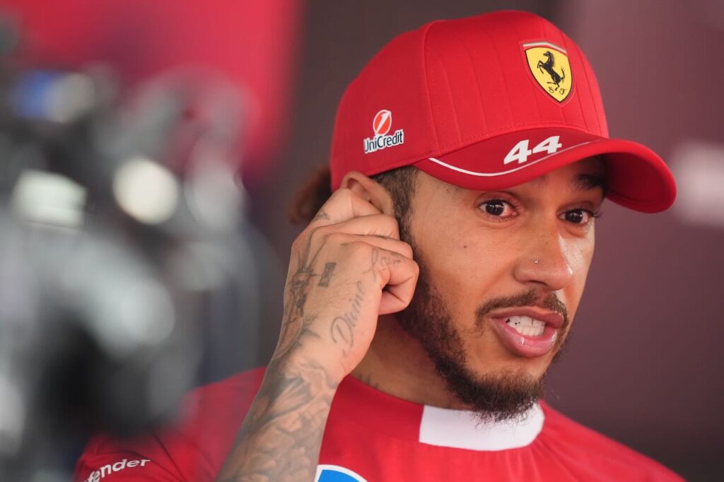 Vreemd radiobericht van Lewis Hamilton legt groot probleem bij Ferrari bloot