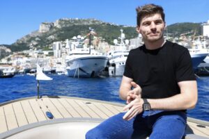 Max Verstappen geniet op spectaculaire wijze van zijn vakantie met een jacht van €12,6 miljoen