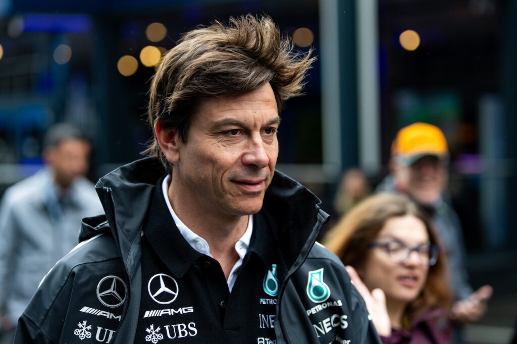 F1-kampioen onthult Toto Wolff’s bizarre WhatsApp-manieren
