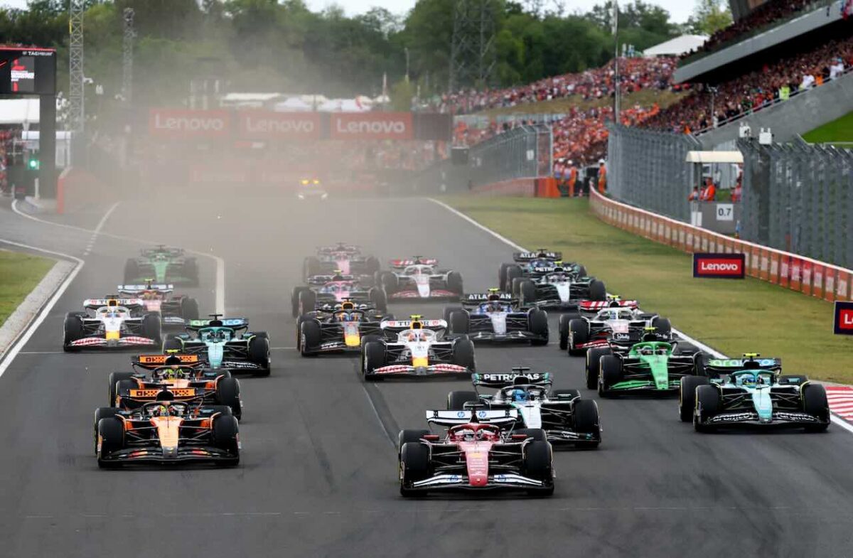 De start van de F1 Grand Prix van Hongarije