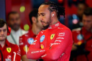 Grote zorgen om bizar gedrag Lewis Hamilton
