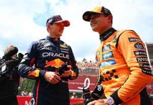 Max Verstappen krijgt van Lando Norris te horen wat hem morgen staat te wachten