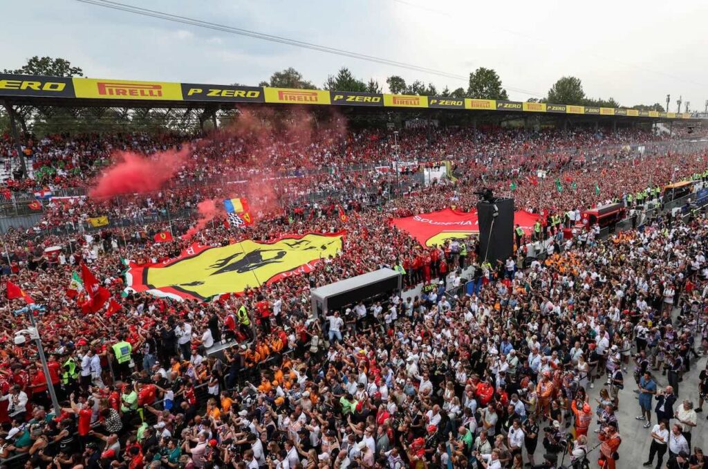 Er staat al een menigte buiten het hotel om de Formule 1-kampioenen te zien
