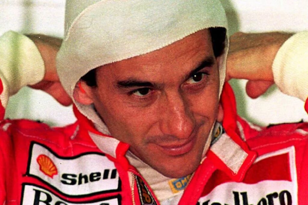 Miljonair hijst Ayrton Senna’s Formule 1-auto met touwen naar zijn appartement