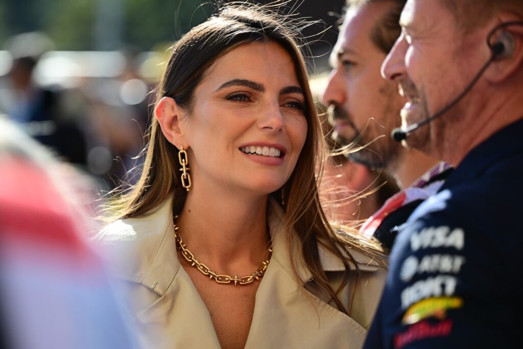 Kelly Piquet toont kersverse baby van haar en Max Verstappen aan de wereld