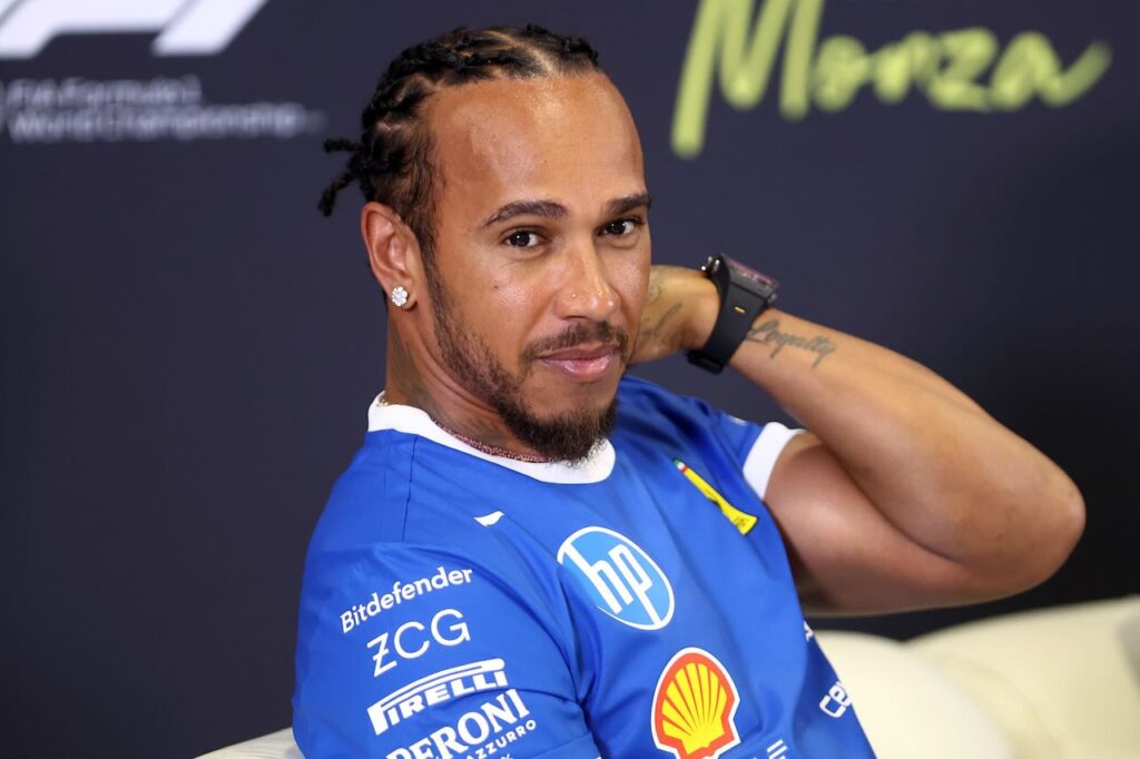 Hamilton verbijsterd door de Italianen: ‘Jullie hebben salade, voorgerecht, hoofdgerecht en toetje maar jullie wegen geen 136 kilo’