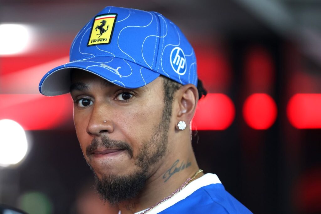 Lewis Hamilton biedt meteen excuses aan na keiharde FIA-straf in Monza