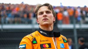 Oscar Piastri praat met ander F1 team