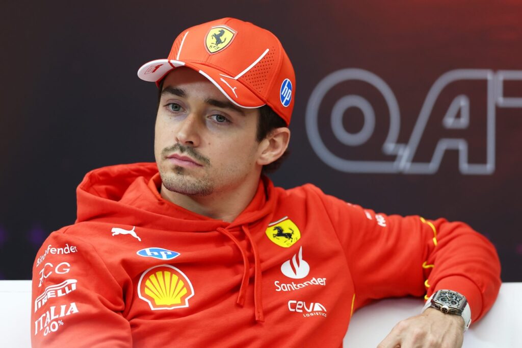 Charles Leclerc betrapt op iets wat Ferrari ‘niet kan toestaan’: voorzitter plant serieuze vergadering