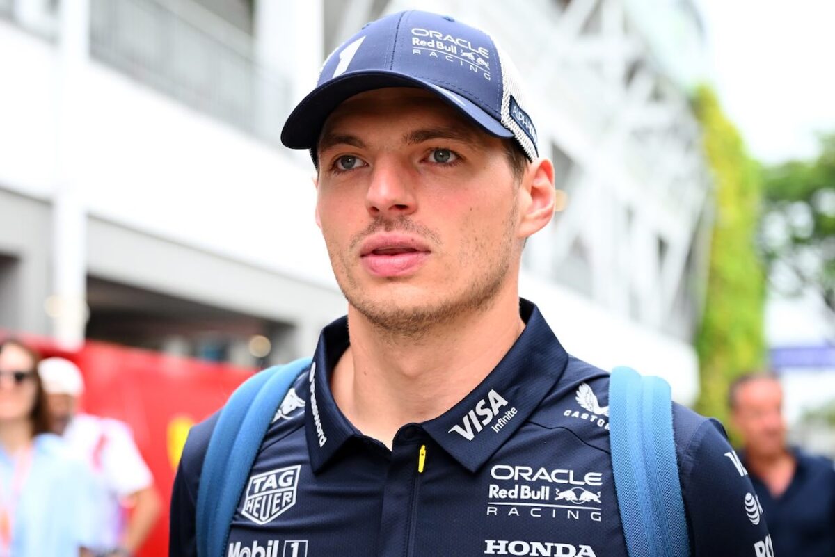 FIA deelt ineens een straf uit aan Max Verstappen (die daar niet bepaald  blij mee is) - Racing.nl