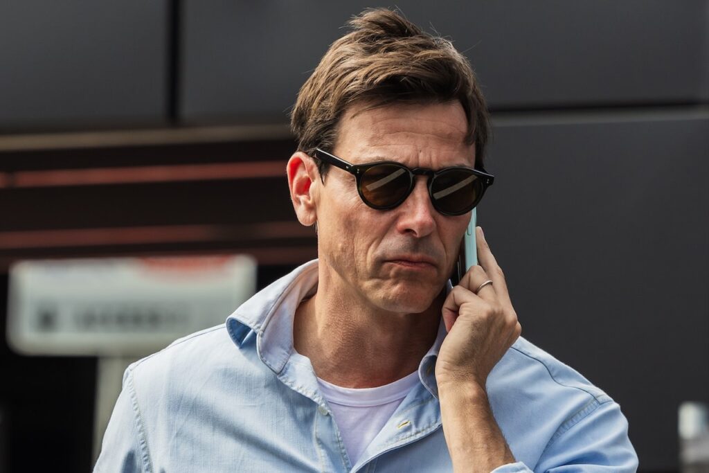 Toto Wolff bemoeit zich ineens de strijd om het kampioenschap en richt zich tot Max Verstappen