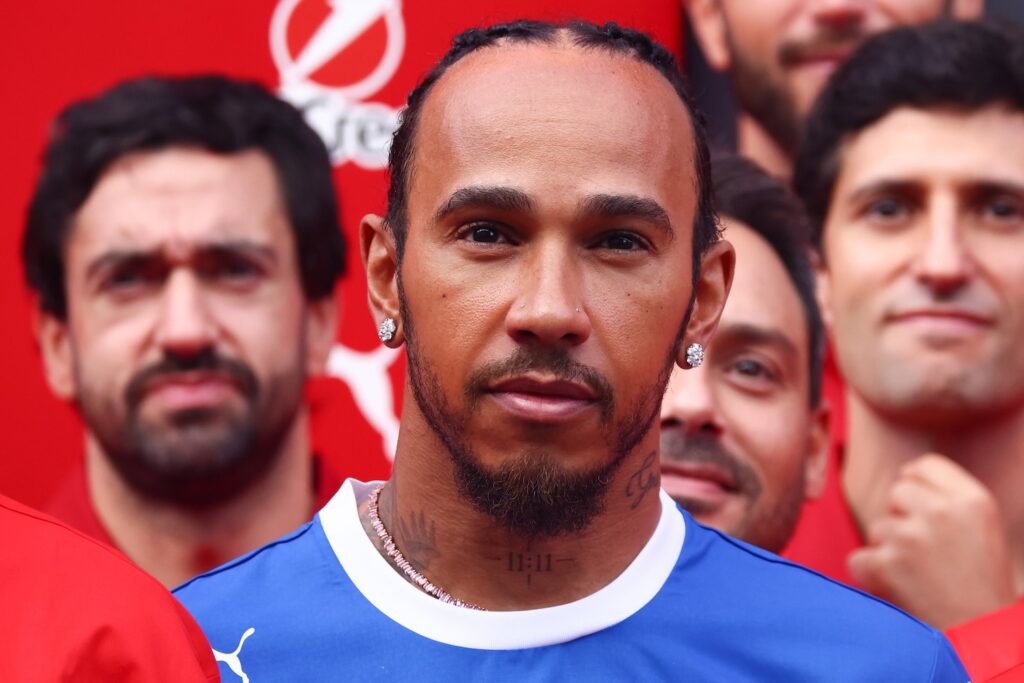 Lewis Hamilton wordt bekritiseerd omdat hij niet genoeg tijd in Italië doorbrengt