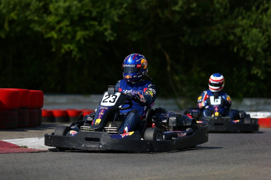 F1-coureur gaat undercover: verpulvert tijden van rivalen