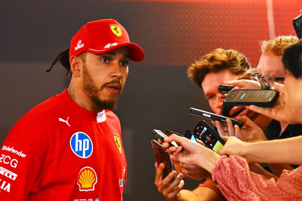 Lewis Hamilton slikt tranen weg na uitspraak over zijn Abu Dhabi-nachtmerrie