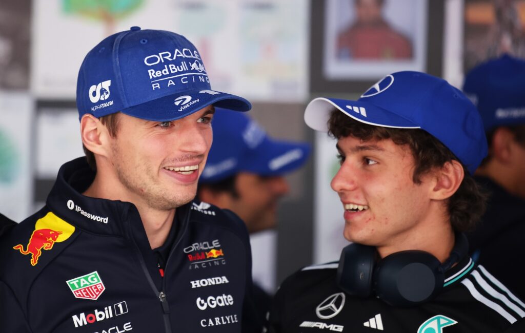 Antonelli biedt Verstappen zijn excuses aan en bevestigt: ‘Max redt het wel’