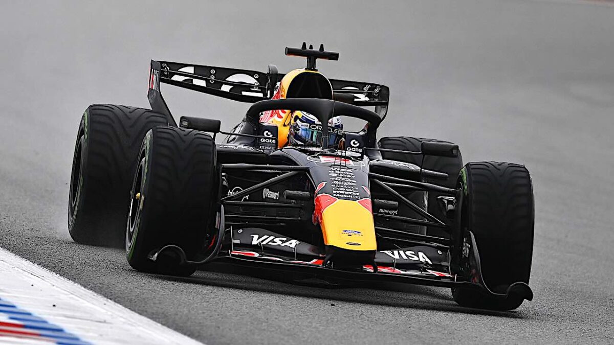 Max Verstappen in de Red Bull Racing RB22 op de tweede testdag in Barcelona
