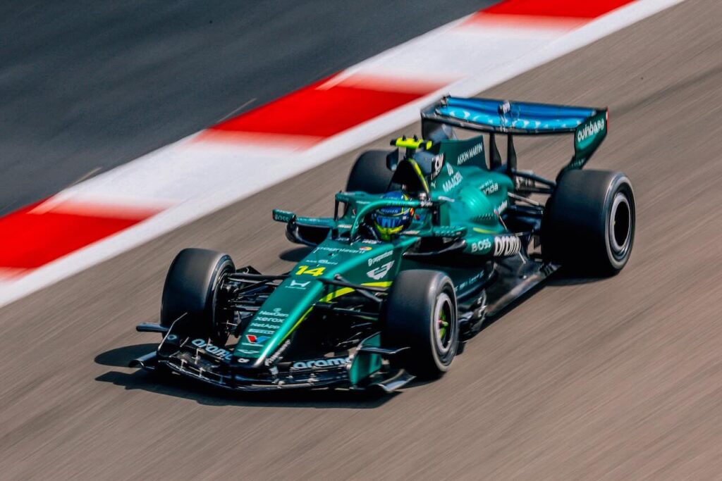 De Aston Martin AMR 26 tijdens de F1 Wintertest in Bahrein