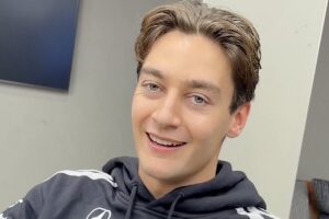 George Russell gewond na incident in  Mercedes-garage