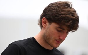 F1-coureur krijgt gewapende bewakers omdat hij zich uitspreekt over gruwelijke situatie